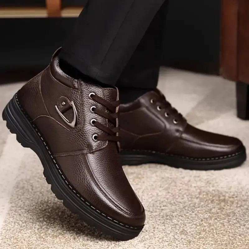 Miejskie buty męskie sznurowane, brązowe. Klasyczny fason za kostkę dla komfortu i stylu przez cały dzień.