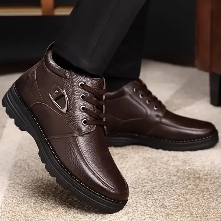 Miejskie buty męskie sznurowane, brązowe. Klasyczny fason za kostkę dla komfortu i stylu przez cały dzień.