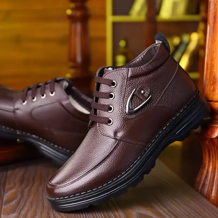 Wygodne męskie buty sznurowane, idealne na jesienne spacery. Czarne, casualowe, zapewniające komfort za kostkę.