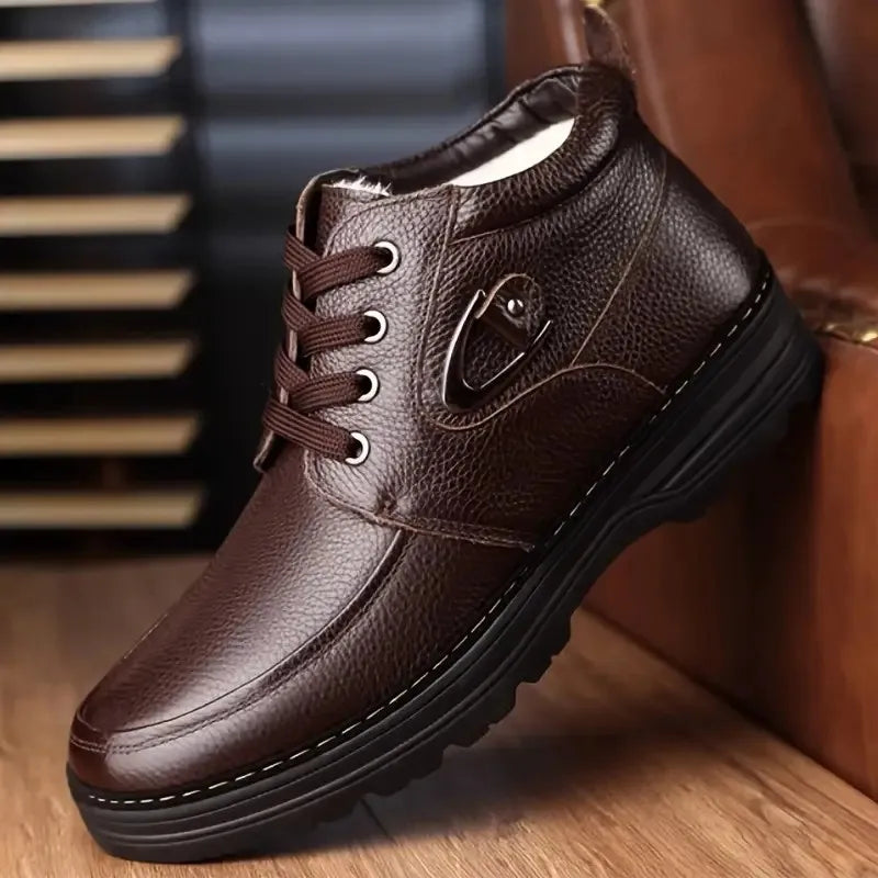 Męskie eleganckie buty sznurowane, brązowe. Solidne i stylowe, doskonałe na chłodne dni w mieście. Za kostkę.