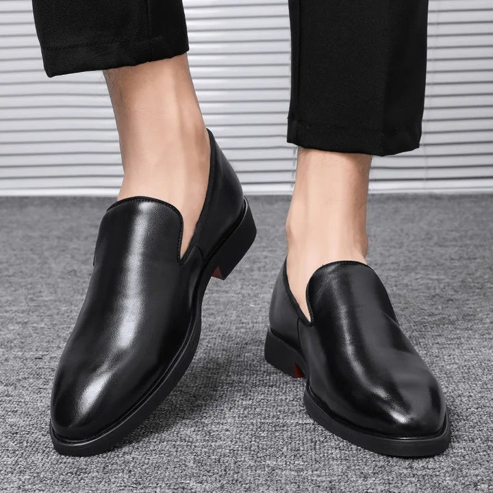 Eleganckie męskie mokasyny wsuwane, czarne, szpiczasty nosek. Wygodne buty formalne.