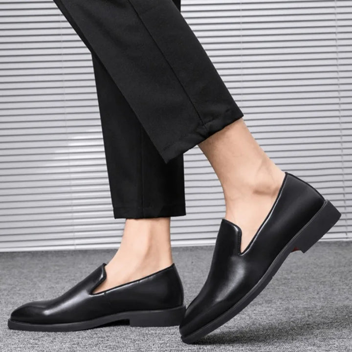 Brązowe męskie buty formalne wsuwane, szpiczasty nosek. Idealne mokasyny do biura i pracy.