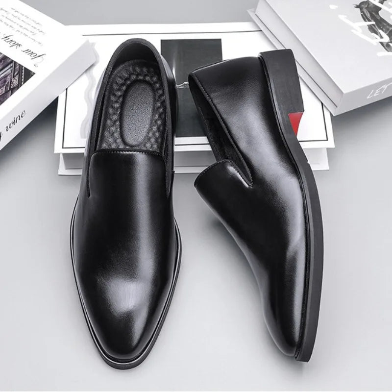 Czarne eleganckie mokasyny męskie wsuwane ze szpiczastym noskiem. Idealne buty formalne na wieczór.