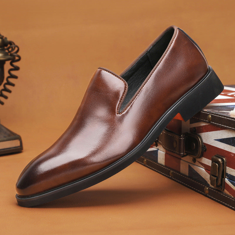 Czarne męskie buty formalne ze szpiczastym noskiem. Wsuwane mokasyny dla eleganckiego wyglądu.