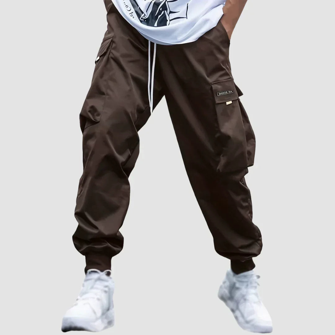 Modne spodnie męskie casual ze ściągaczami, idealne do codziennych stylizacji streetwear
