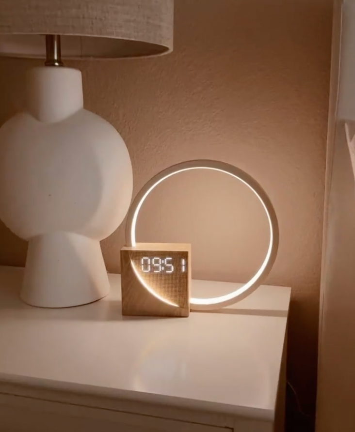 Budzik LED symulujący wschód słońca dla naturalnego i spokojnego budzenia. Nowoczesny design lampki nocnej.