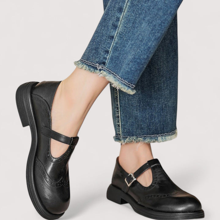 Czarne damskie buty mary jane z ozdobną klamrą, eleganckie półbuty w stylu retro na płaskiej podeszwie.