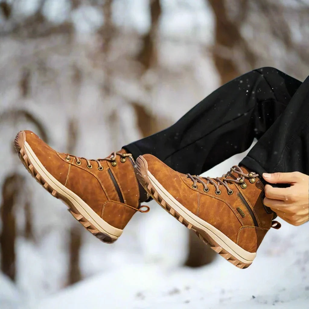 Buty trekkingowe męskie zimowe pokazujące grube ocieplenie wewnątrz cholewki