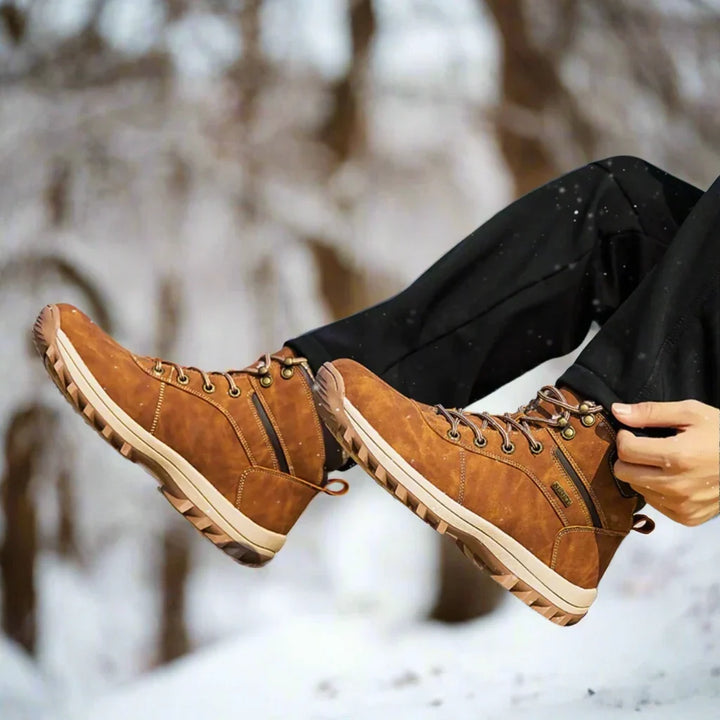 Buty trekkingowe męskie zimowe pokazujące grube ocieplenie wewnątrz cholewki
