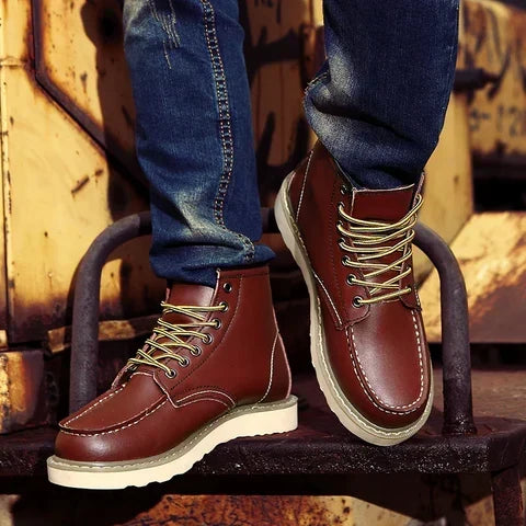 Męskie buty zimowe za kostkę retro, widok z boku, sznurowane obuwie