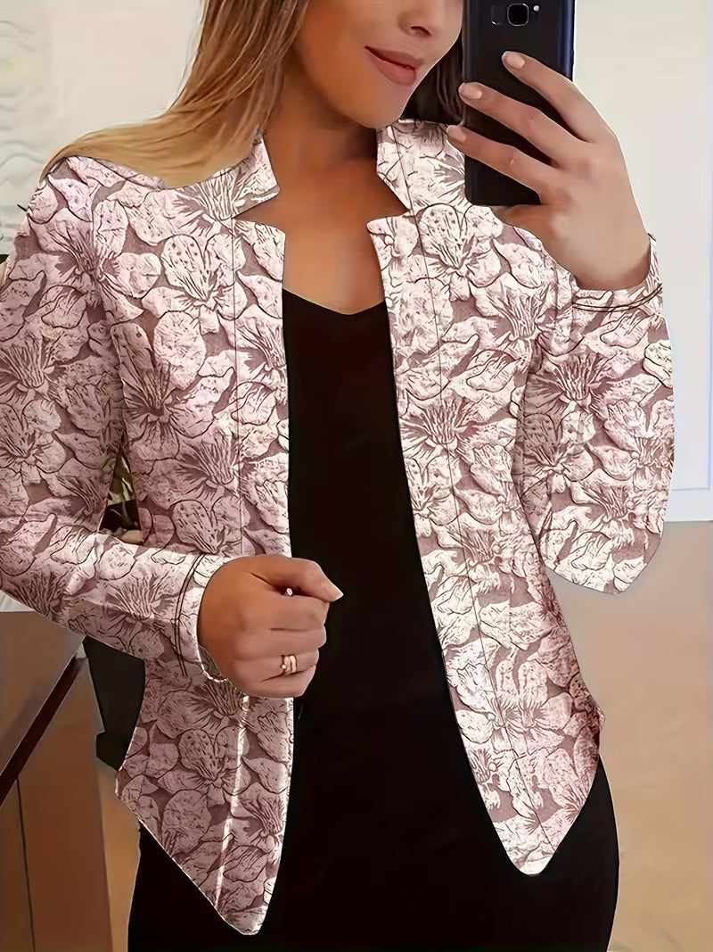 Kobieta w różowej marynarce w kwiaty bez zapięcia