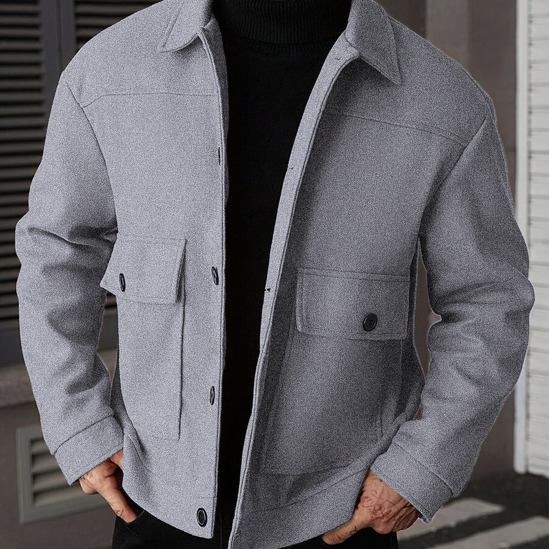 Męska kurtka overshirt z kieszeniami na piersi, widok z boku
