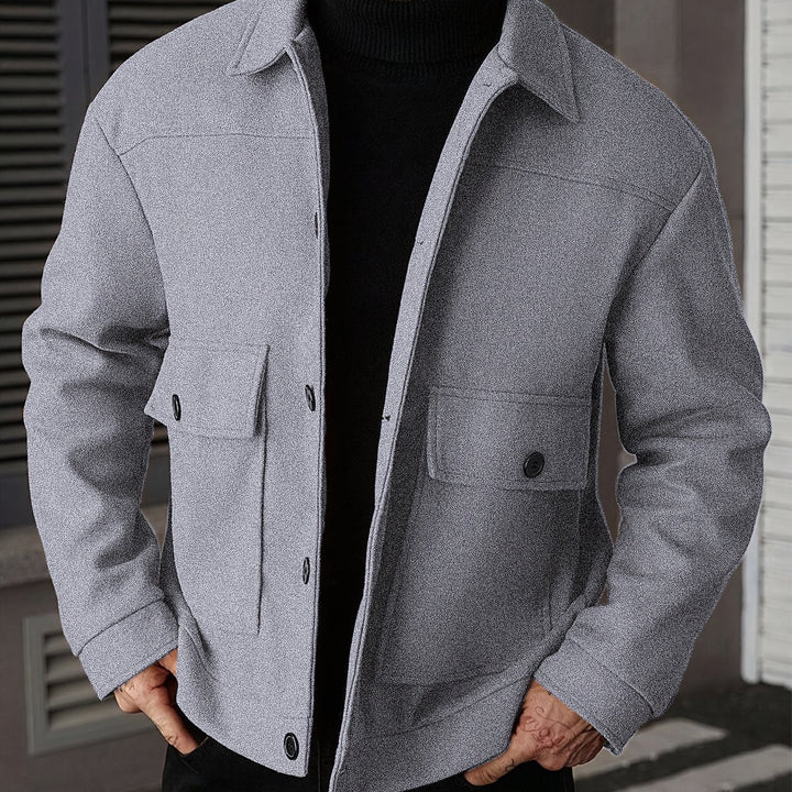 Męska kurtka overshirt z kieszeniami na piersi, widok z boku