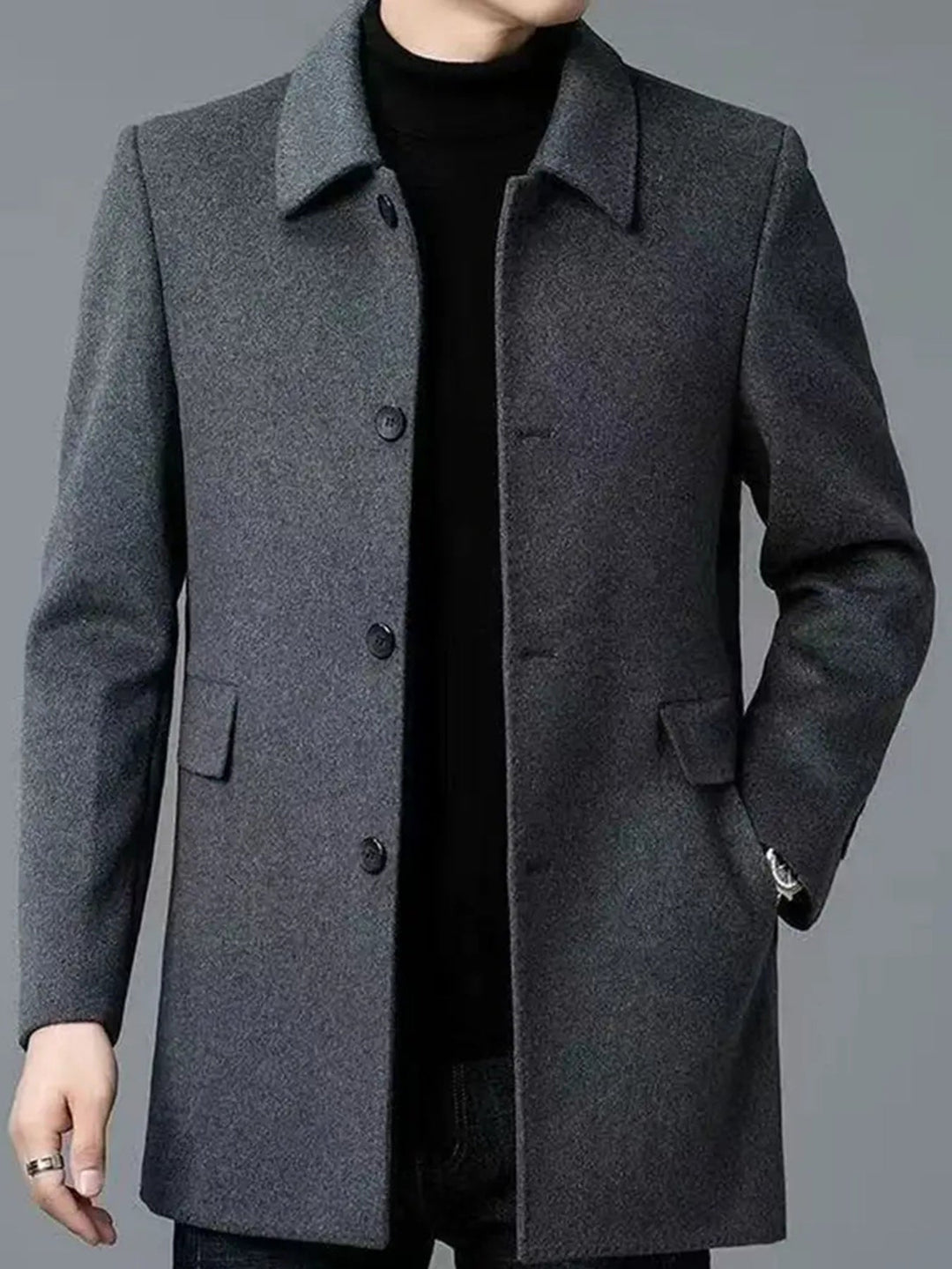 Mężczyzna w eleganckim ciemnoszarym płaszczu jednorzędowym Franklin