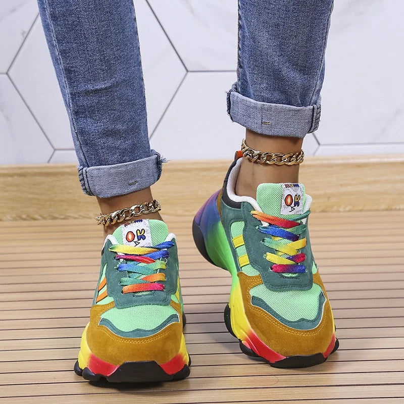 Modne buty sportowe damskie w wielokolorowej odsłonie od tyłu