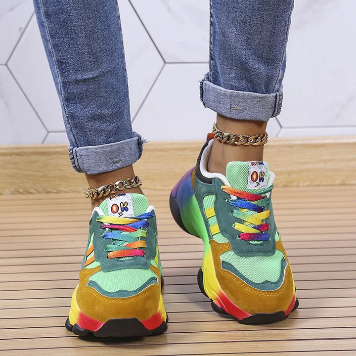 Modne buty sportowe damskie w wielokolorowej odsłonie od tyłu