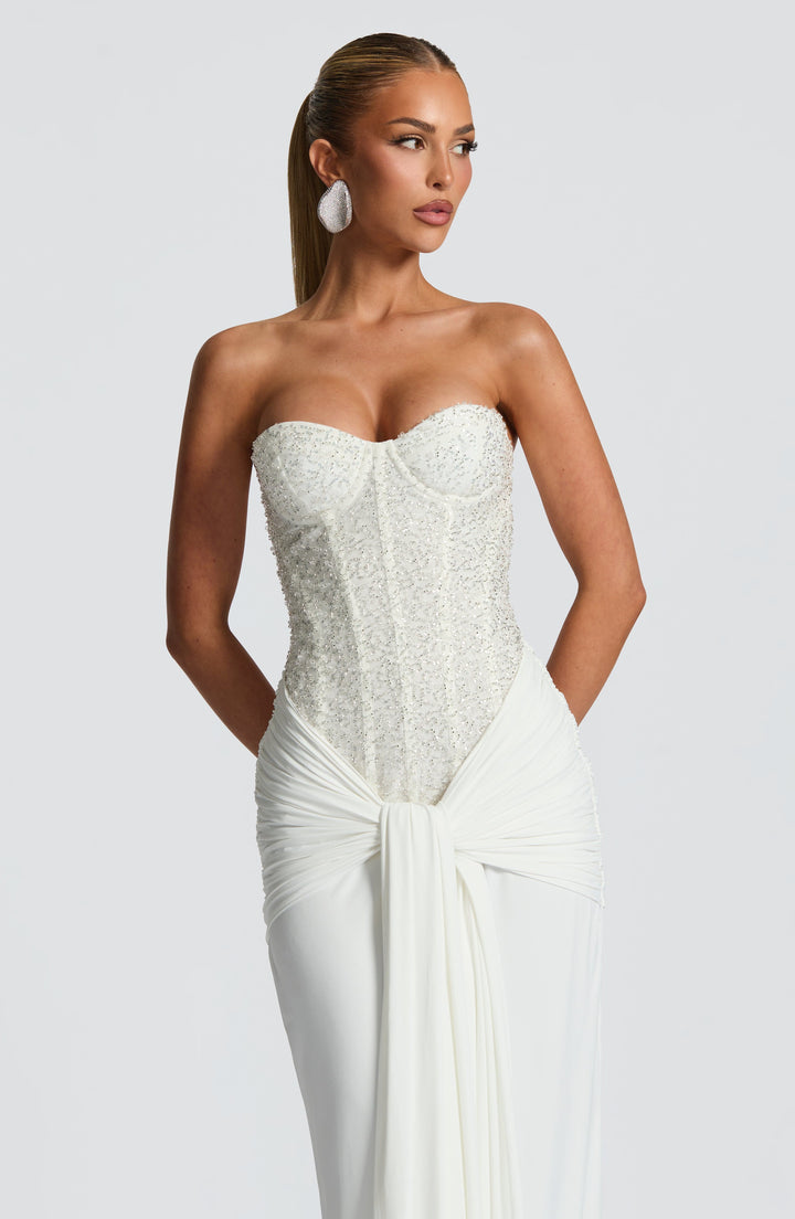 Elegancka sukienka damska maxi prezentowana na sylwetce