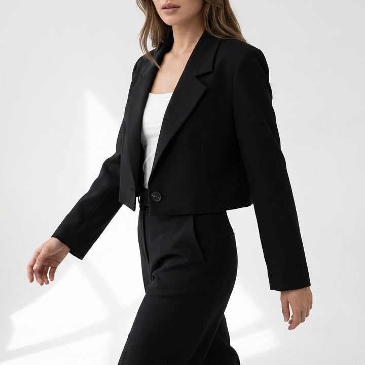 Elegancki czarny krótki blezer damski u modelki