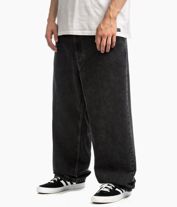Mężczyzna w czarnych szerokich jeansach streetwearowych