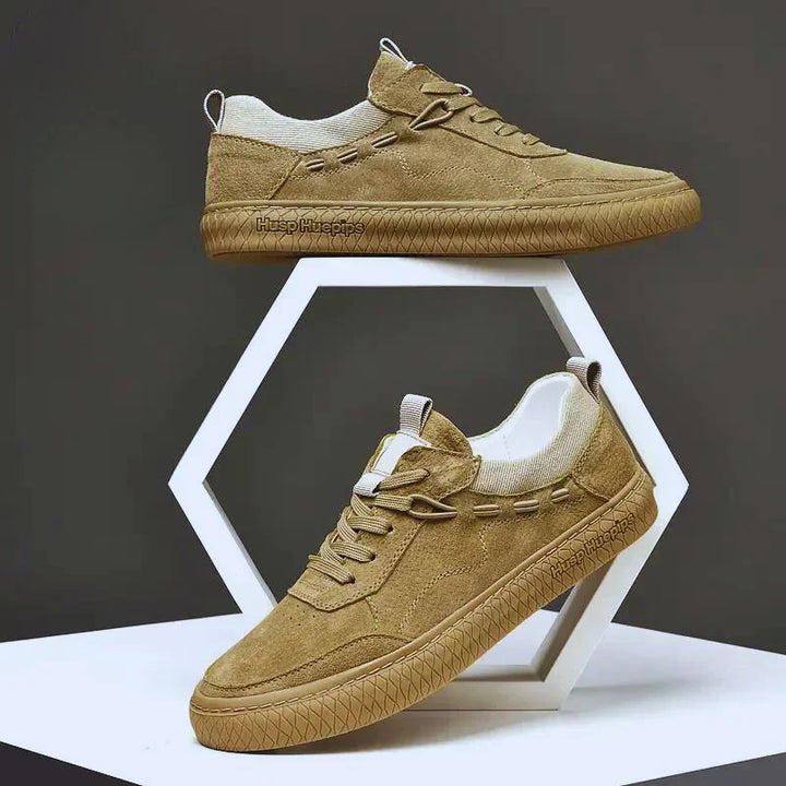 Piaskowe sneakersy męskie Maxon w stylizacji codziennej, widok z boku