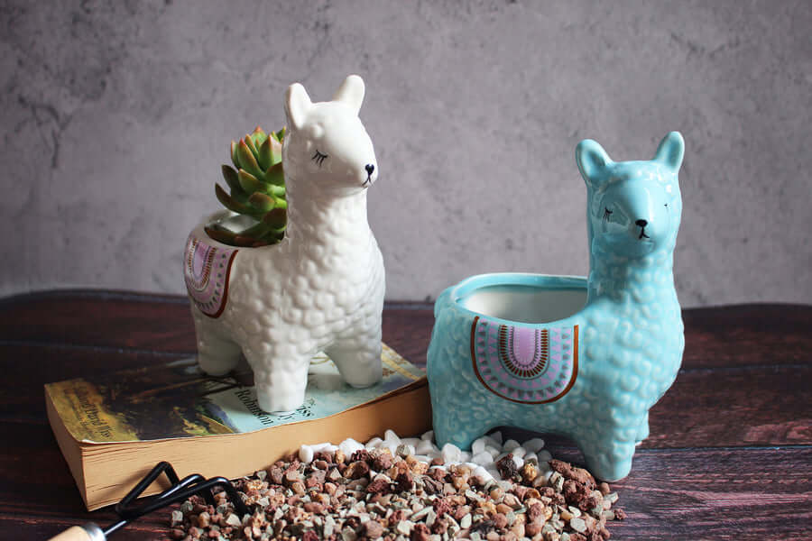 Stylowa ceramiczna doniczka w kształcie alpaki. Nowoczesna dekoracja do każdego pokoju.