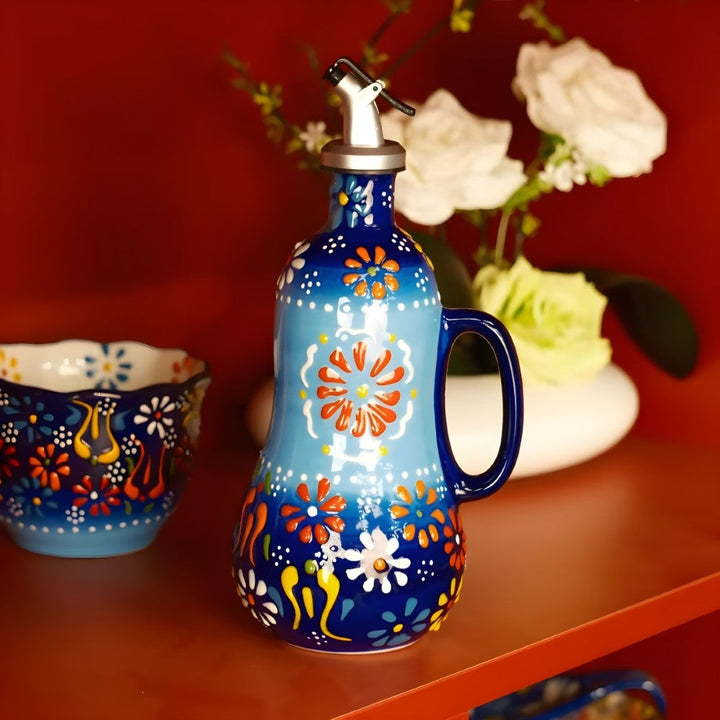 Elegancki pojemnik na olej z ceramiki, pojemność 680 ml, zdobiony pięknym motywem kwiatów.