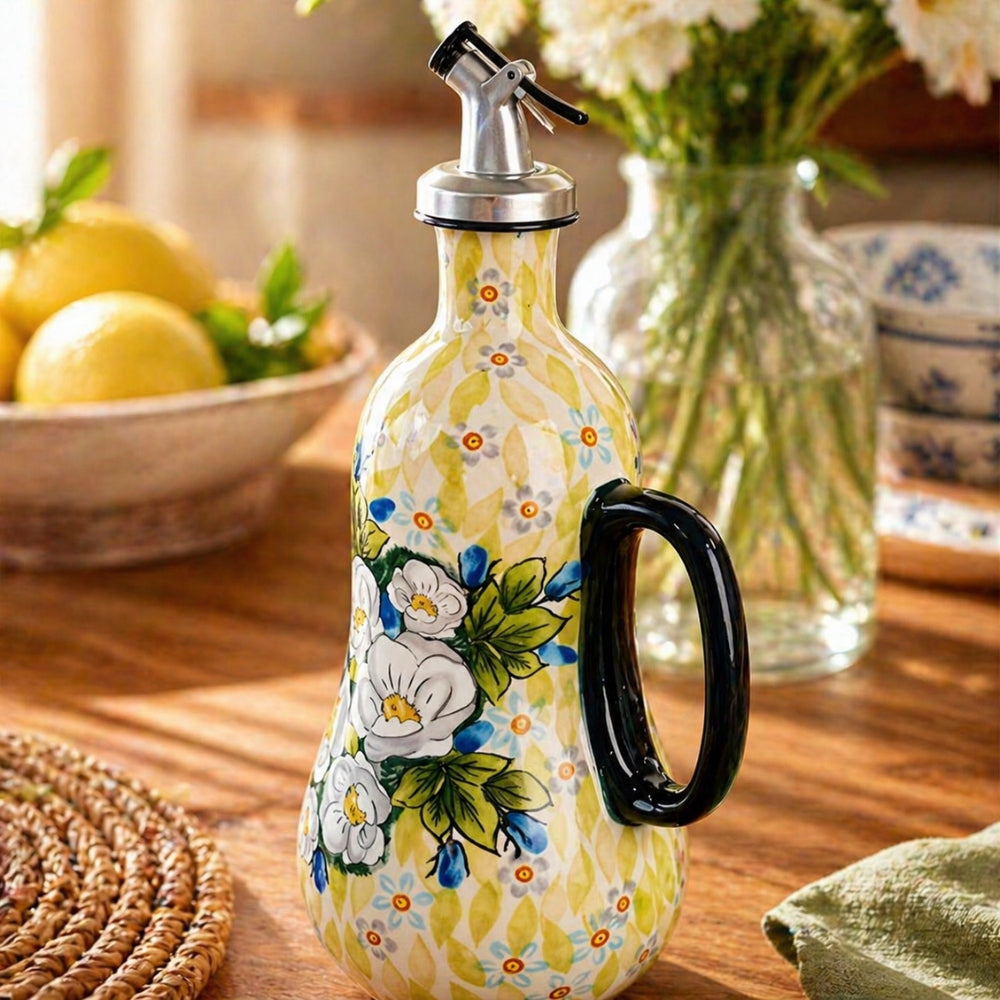 Biało-niebieski ceramiczny dozownik oleju 680 ml z precyzyjnym nalewakiem i kwiatowym motywem.