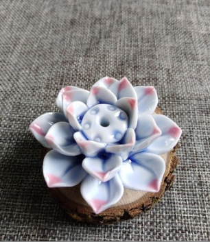 Akcesorium do domu: ceramiczny stojak na kadzidła lotos.