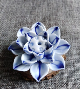 Delikatny ceramiczny stojak na kadzidła w kształcie lotosu.