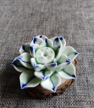 Ceramiczny stojak na kadzidła lotos, symbol duchowości i spokoju.