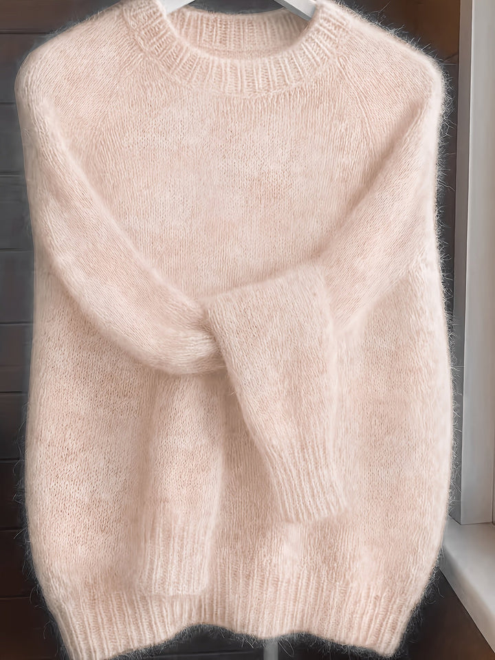 Elegancki sweter damski prezentowany przodem na modelce