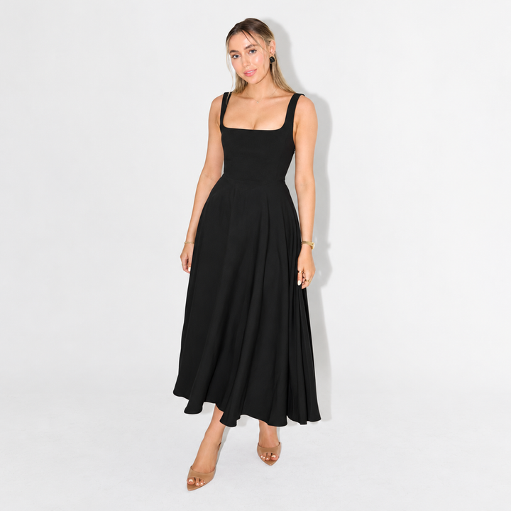 Kobieta w czarnej eleganckiej sukience midi Melisandre