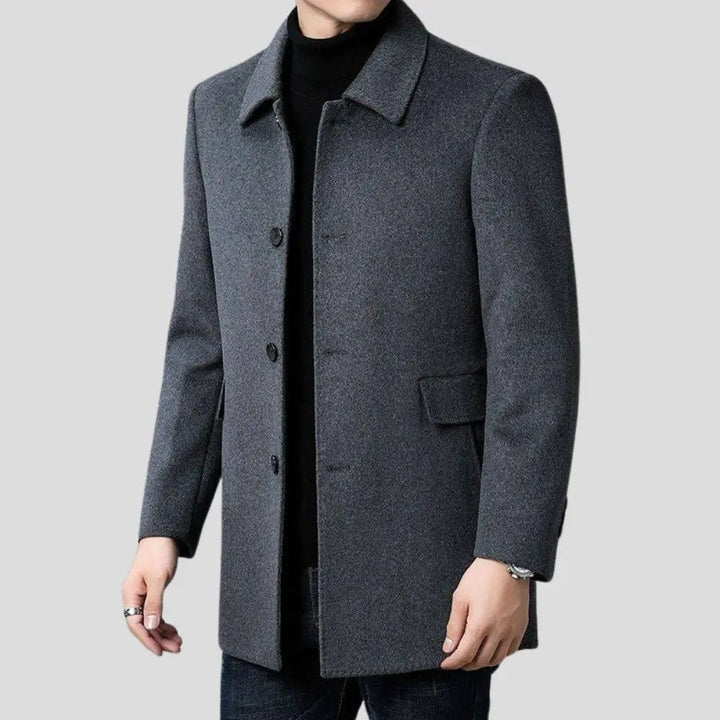 Stylowy czarny męski płaszcz elegancki, detal zapięcia na guziki