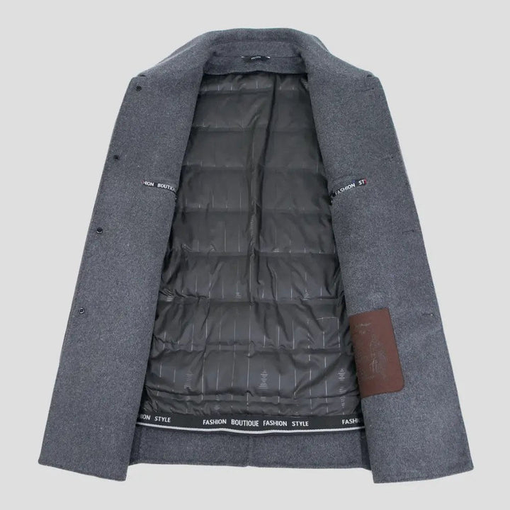 Modny męski płaszcz na zimę w stylizacji smart casual, pełna sylwetka