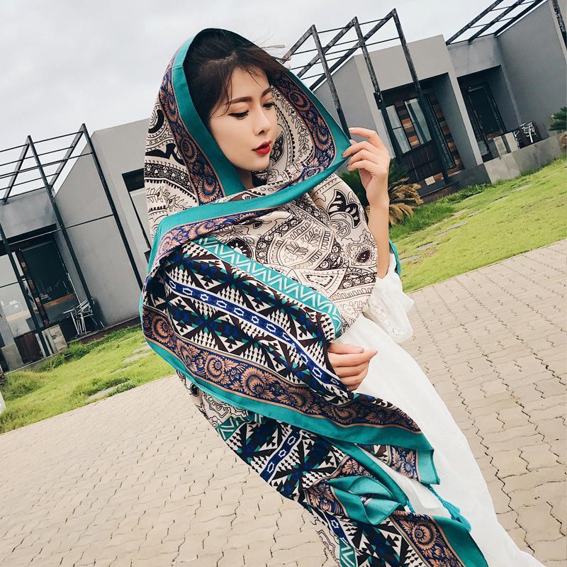 Niezbędny dodatek plażowy: chusta pareo z orientalnymi wzorami. Lekka i wygodna na urlop.