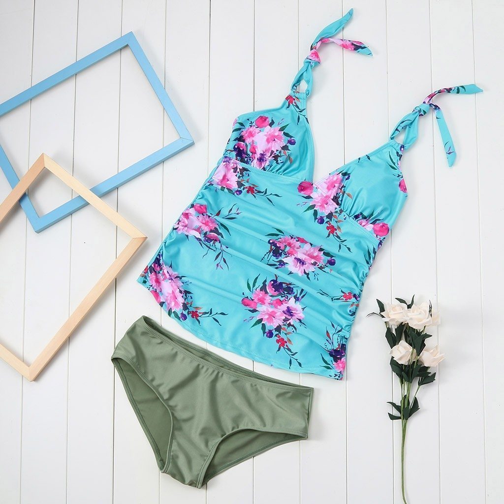 Stylowy ciążowy tankini, komfortowy strój kąpielowy z kwiatami. Idealny na lato i plażę.