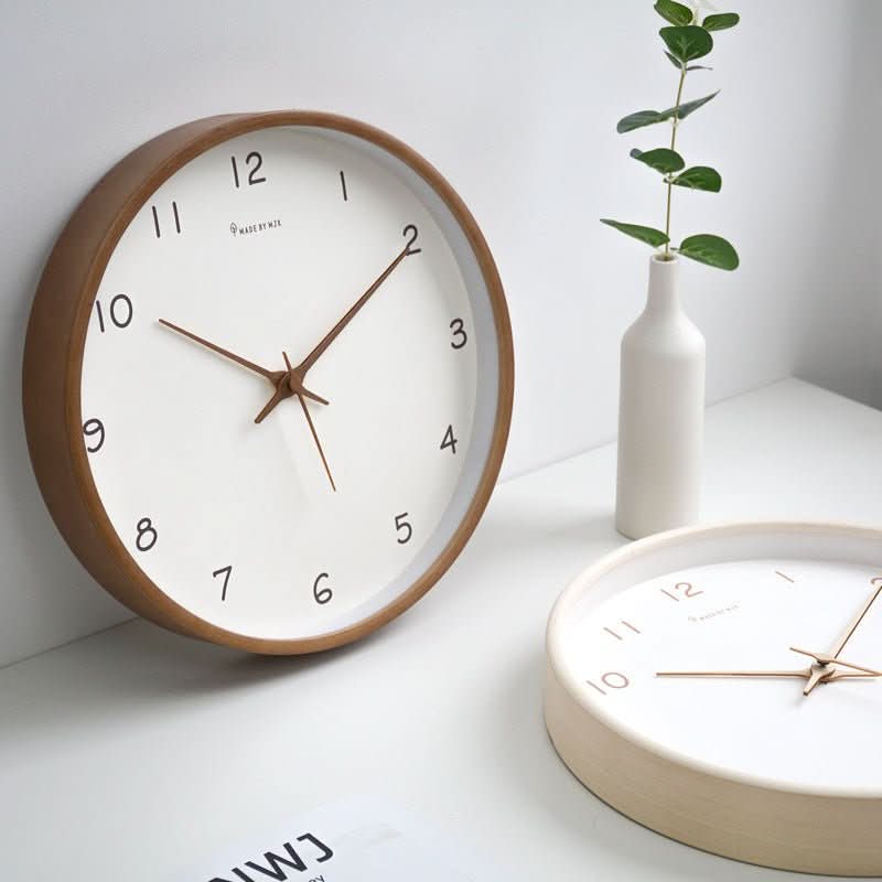 Zbliżenie na słoje litego drewna cichego zegara ściennego. Naturalny home decor.