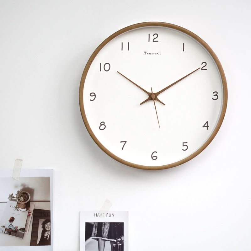 Minimalistyczny drewniany zegar ścienny. Elegancki i nowoczesny element home decor.