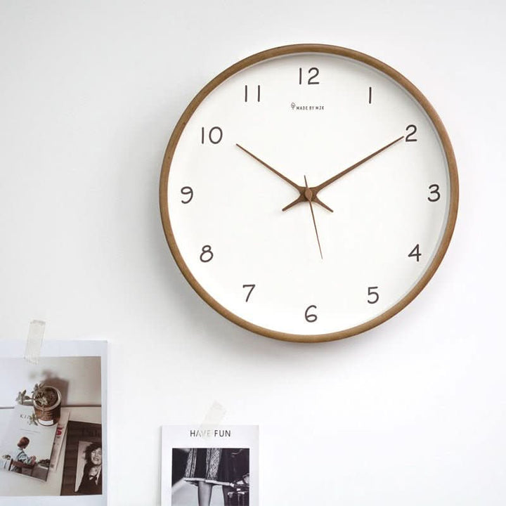 Minimalistyczny drewniany zegar ścienny. Elegancki i nowoczesny element home decor.