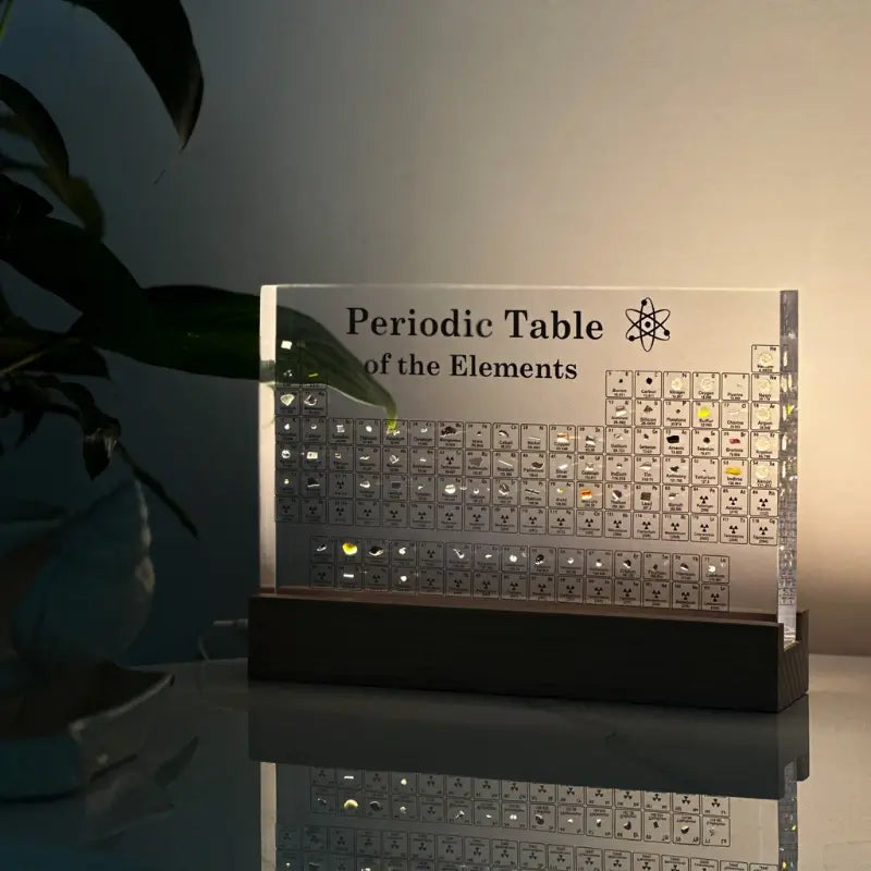 Zbliżenie na prawdziwe pierwiastki w podświetlanej LED tablicy okresowej. Akrylowa konstrukcja.