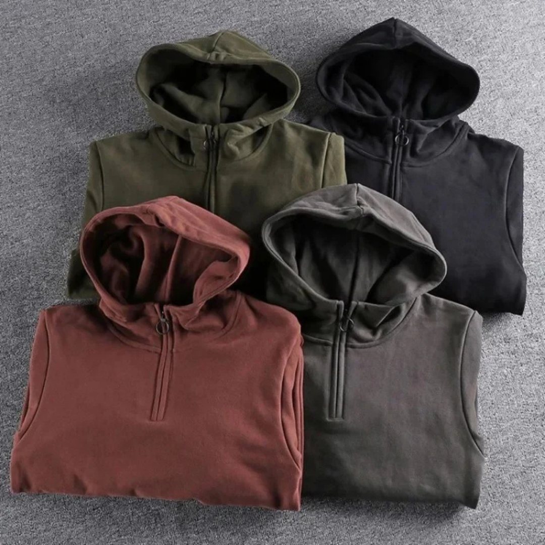 Komfortowa męska bluza z kapturem typu pół-zip, ciepła i modna. Odzież męska na jesień/zimę, styl sportowy.