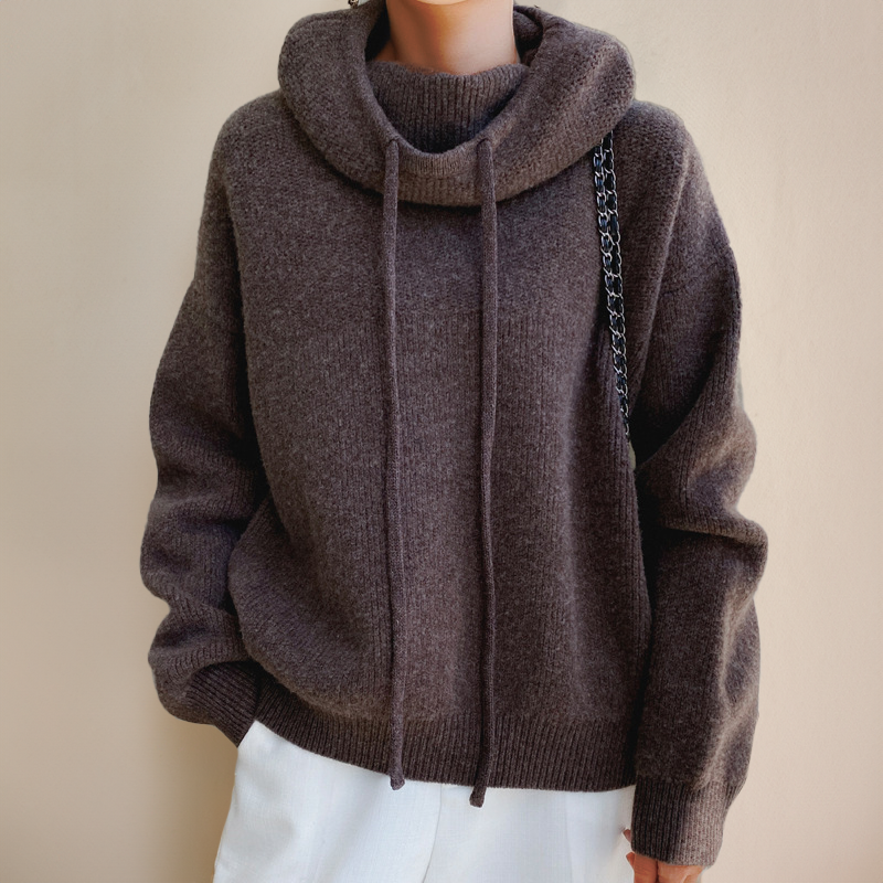 Stylowy szary sweter damski z kapturem, ciepły i oversize. Doskonały na zimę i miejski look.