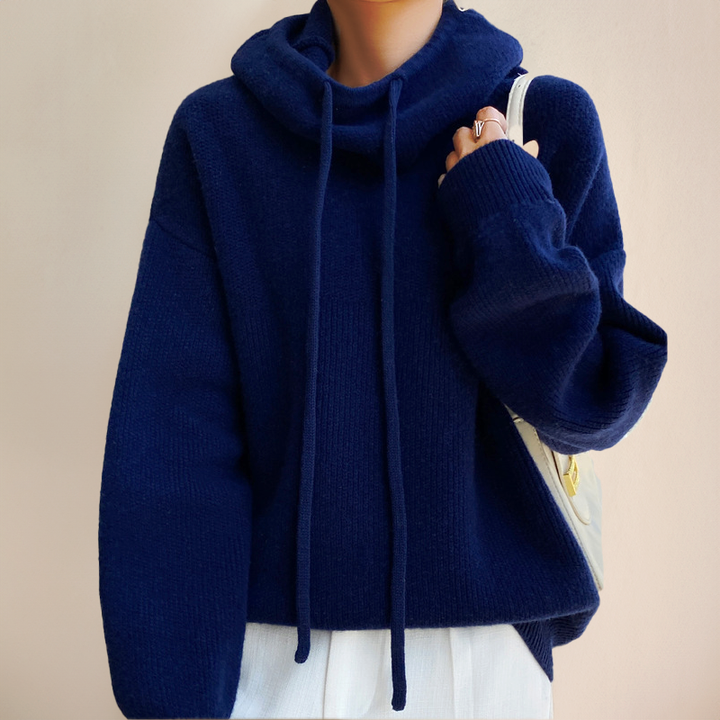 Ciepły sweter damski z kapturem w odcieniu brązu. Bluza oversize na chłodne dni, styl casual.