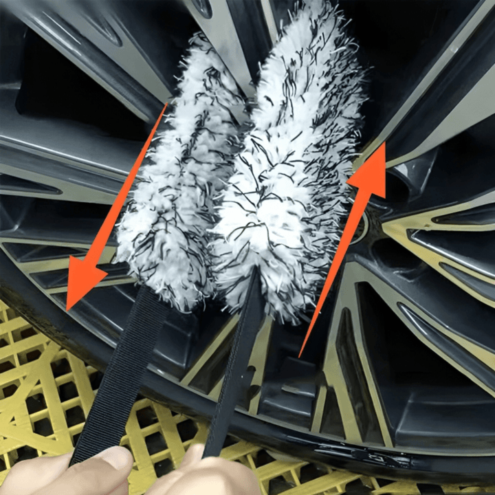 Miękka ściereczka z mikrofibry do pielęgnacji felg, idealna do auto detailingu kół.