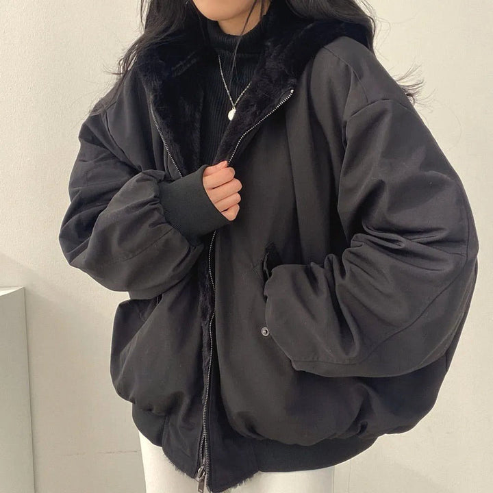 Kobieta w czarnej dwuwarstwowej kurtce zimowej Clara