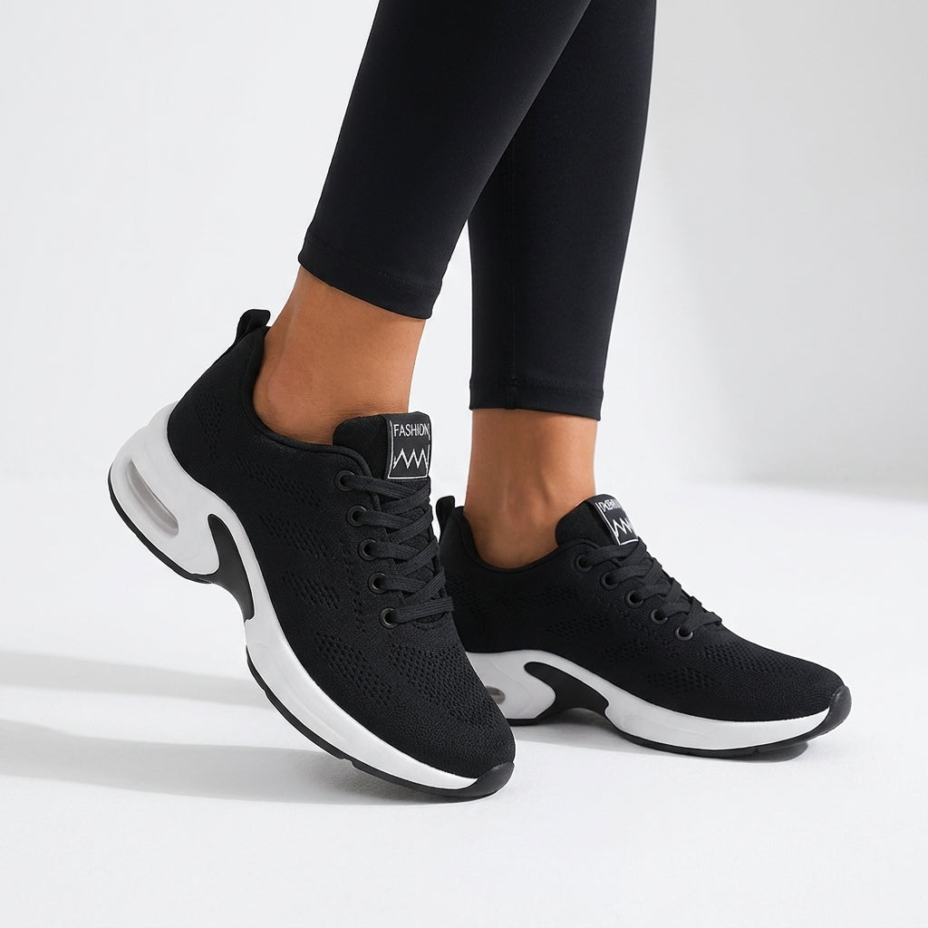 Czarne lekkie sneakersy damskie zestawione z czarnymi legginsami