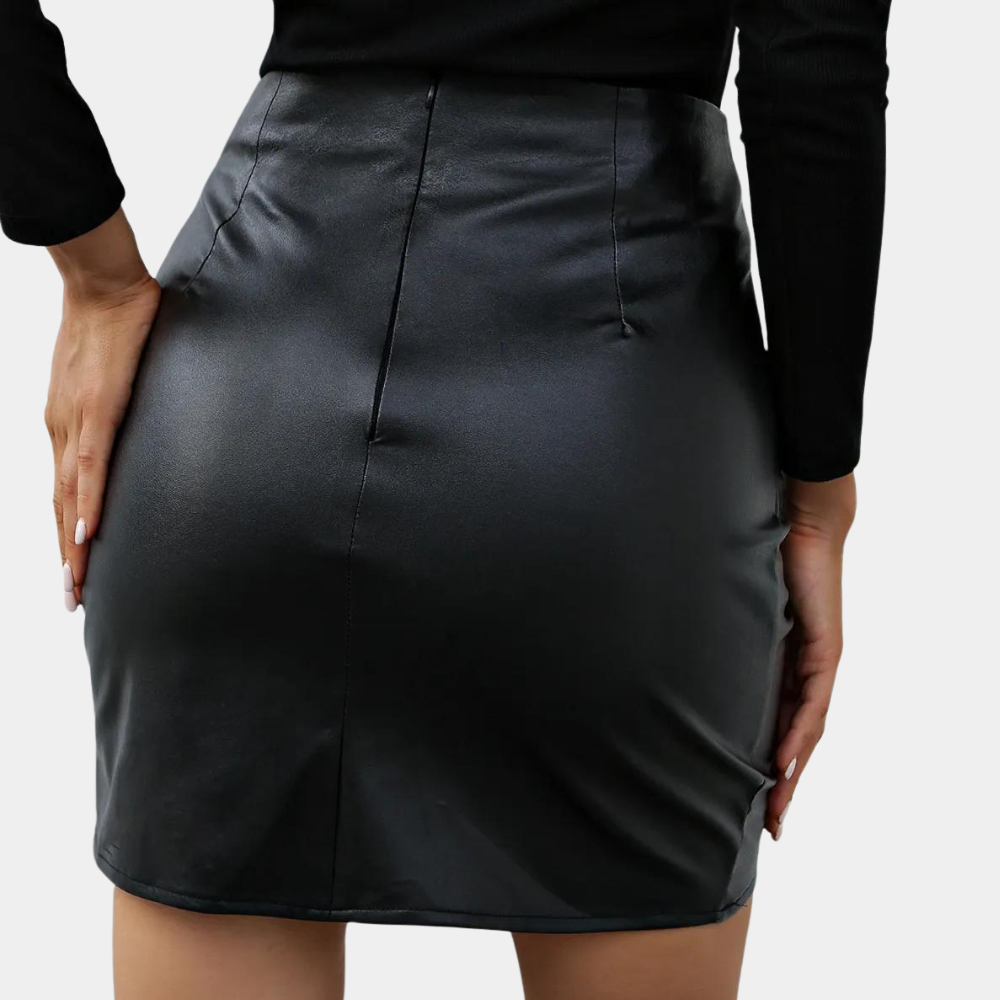 Elegancka czarna spódniczka mini z zakładaniem, wygodna i wszechstronna, doskonała do modnej damskiej garderoby.