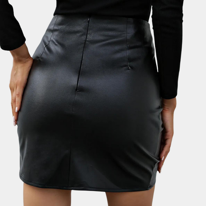 Elegancka czarna spódniczka mini z zakładaniem, wygodna i wszechstronna, doskonała do modnej damskiej garderoby.