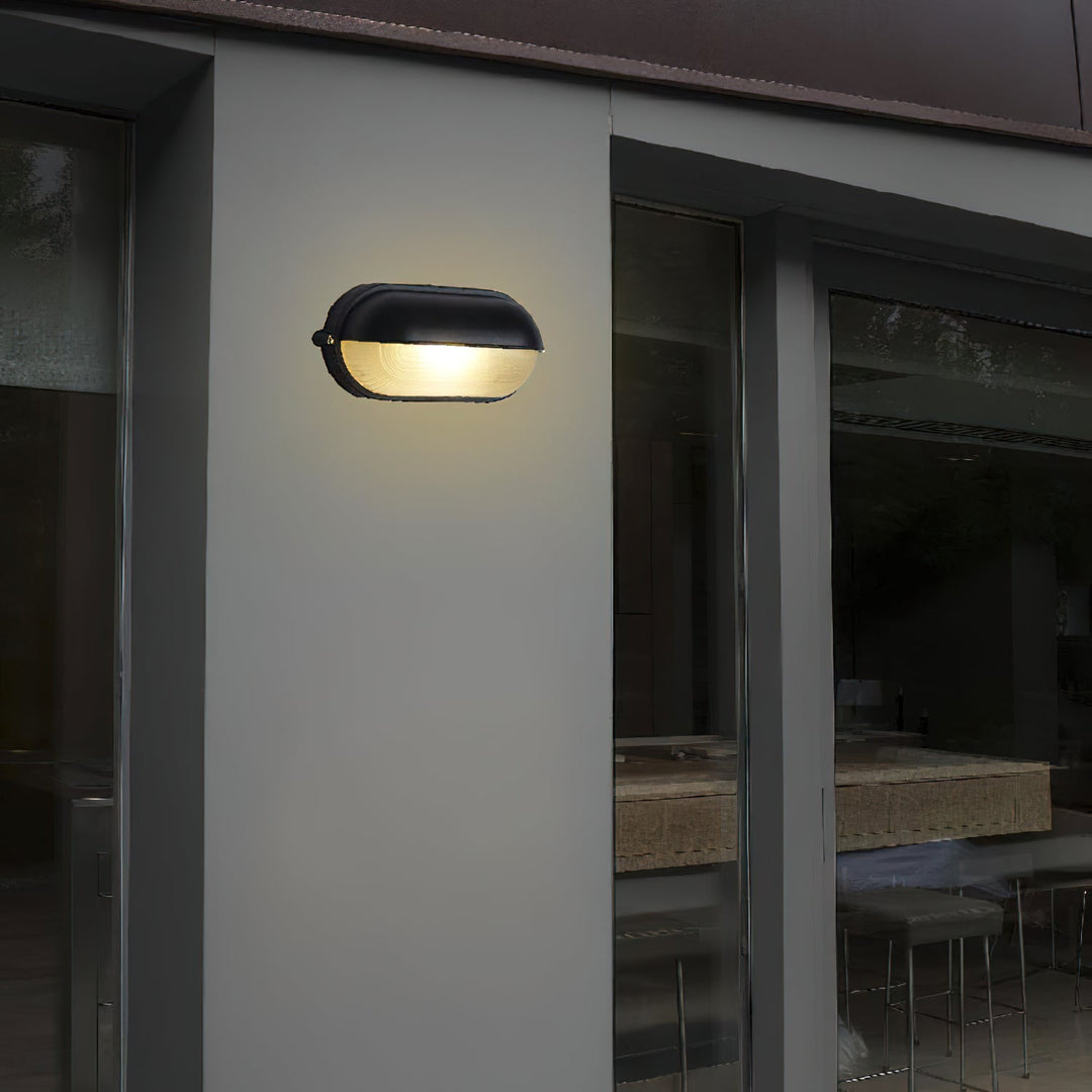 Czarna lampa na taras, metalowa, w stylu industrialnym, wodoodporne oświetlenie.