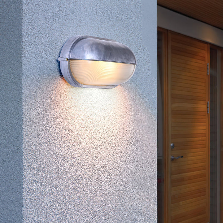 Odporna na warunki czarna lampa ogrodowa, industrialna, oświetlenie zewnętrzne.